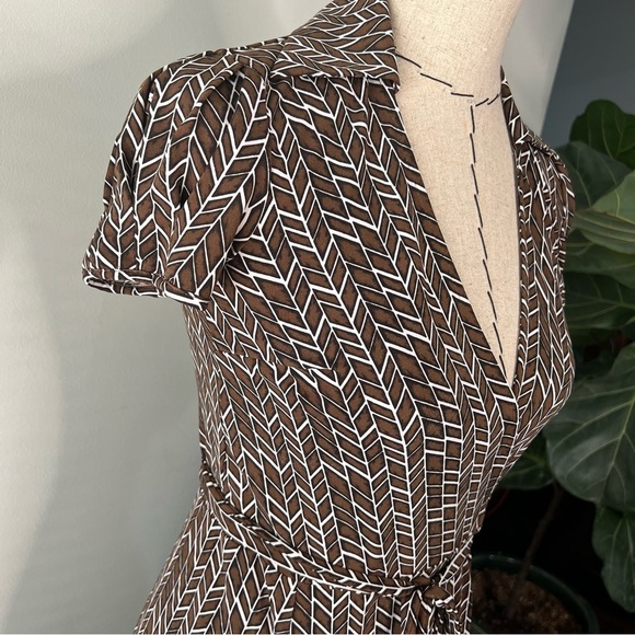 BCBGMaxAzria Wrap Midi Dress size XS cap pleated sleeves chevron modern print - Picture 4 of 10